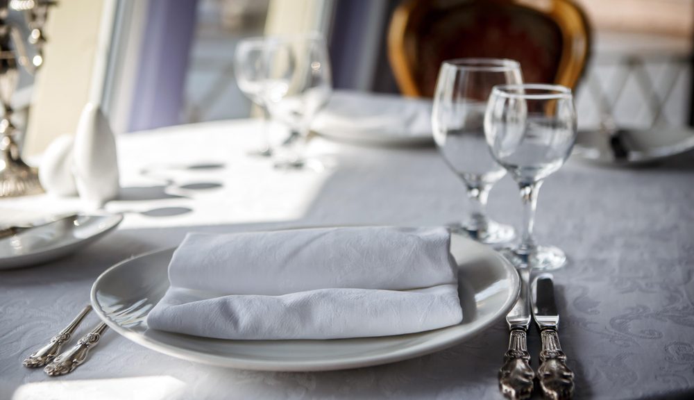 cruise-cabin-dining