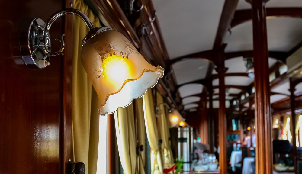 train-in-cabin-dining